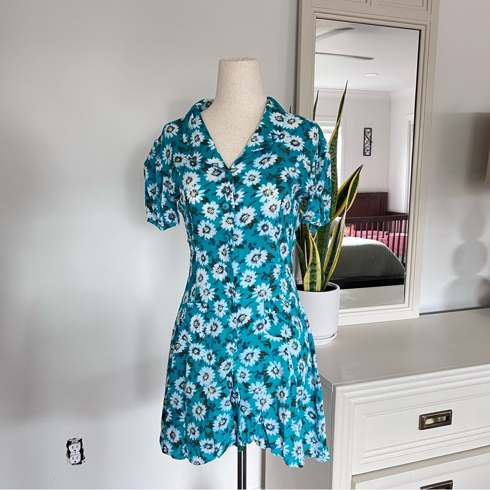 Vintage One Resource Floral Button-Up Front and Pockets Romper. Size Small